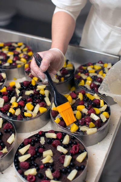 Chef Kok Gieten Vloeibaar Jello Biscuit Taarten Met Vruchten Formulieren — Stockfoto