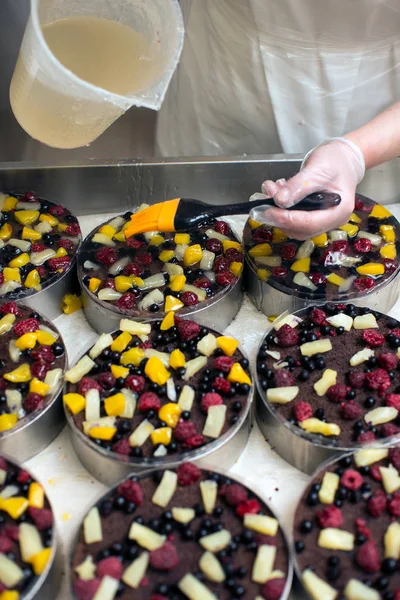 Szef Kuchni Wlewając Płyn Jello Torty Biszkoptowe Owocami Formach — Zdjęcie stockowe