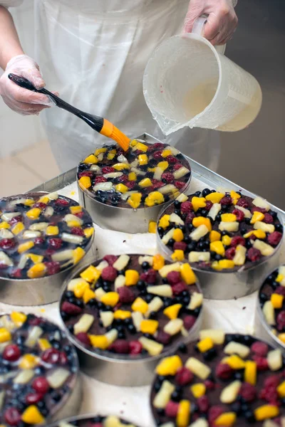 Chef Pouring Liquid Jello Biscuit Cakes Fruits Forms — Stock Photo, Image