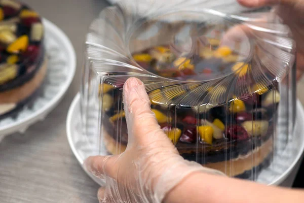 Männliche Hände Halten Kekskuchen Mit Früchten Unter Marmelade Transparenter Verpackung — Stockfoto