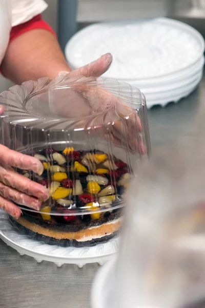 Mains Masculines Couvrant Gâteau Biscuit Avec Des Fruits Sous Gelée — Photo