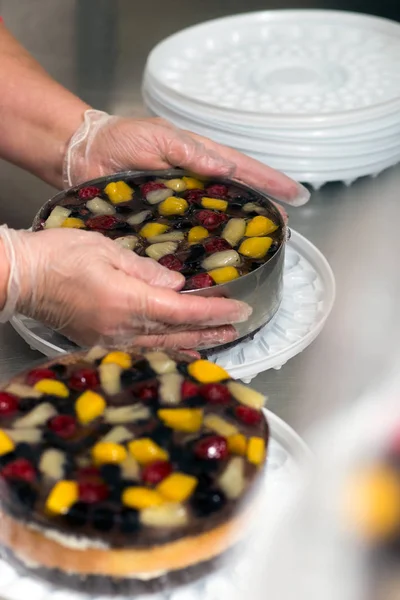 Male Hands Preparing Biscuit Cakes Fruits Jello Packing — Stock Photo, Image