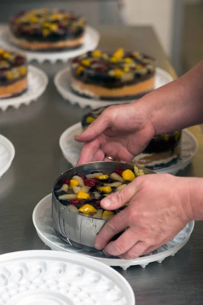 Mężczyzna Ręce Przygotowanie Torty Biszkoptowe Owocami Pod Jello Pakowania — Zdjęcie stockowe