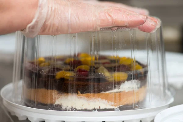 Biscuit Taart Met Fruit Onder Jello Transparante Verpakking Met Mannenhand — Stockfoto