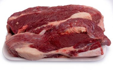 Sığır eti beyaz arka plan üzerinde izole tepsisinde