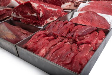 Beyaz arka plan üzerinde izole kutularındaki et çeşitleri