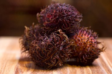 Egzotik rambutan meyve ahşap masa