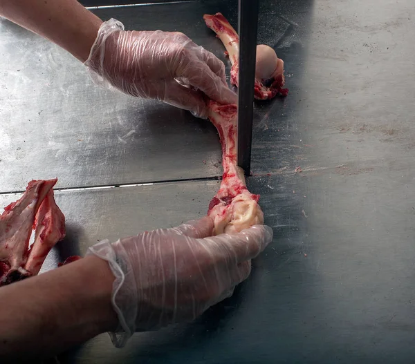 肉屋肉のワーク ショップで骨を切断 — ストック写真