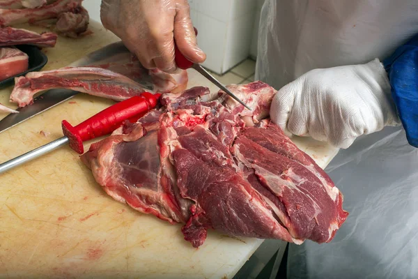 Butcher Carving Meat Salling Meat Workshop — Stock Photo, Image