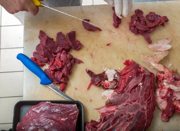 Butcher Cutting Beef Butcher Shop Selling — Stock Photo, Image