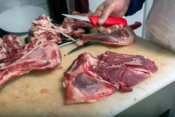 Macellaio Intagliare Carne Vendita Laboratorio Carne — Foto Stock