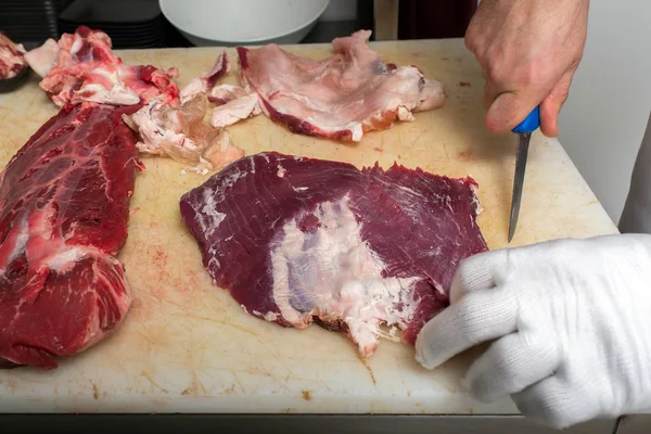 Butcher Cutting Beef Butcher Shop Selling — Stock Photo, Image