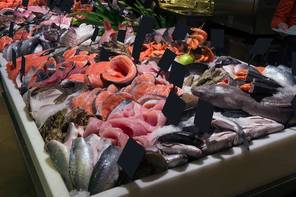 Dipartimento Pesce Con Diversi Tipi Pesce Nel Supermercato — Foto Stock