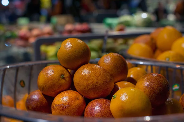 陈列与柑橘的接近的看法在商店 — 图库照片