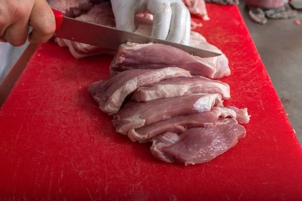 Carnicero Rebanando Filetes Cerdo Carnicería — Foto de Stock