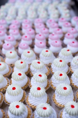 Pembe beze pasta şekerleme Fabrikası'nda üstte kırmızı jöle ile