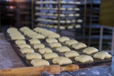 Damlama tava üzerinde çiğ şekerlemeler