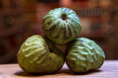 Ahşap masa üzerinde egzotik meyve cherimoya