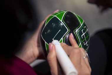 Geleneksel Ukrayna Paskalya yortusu yumurta çizim kadın