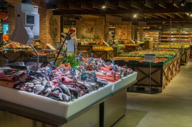 Süpermarket bölümünde büyük balık görünümünü