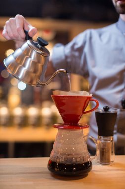 Barista kafede kahve ile yapma yöntemi dökün 