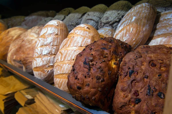 市場でのパン教室でパンの種類 — ストック写真