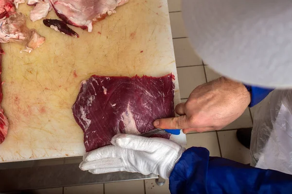 Carnicero Cortando Carne Carnicería Para Vender — Foto de Stock