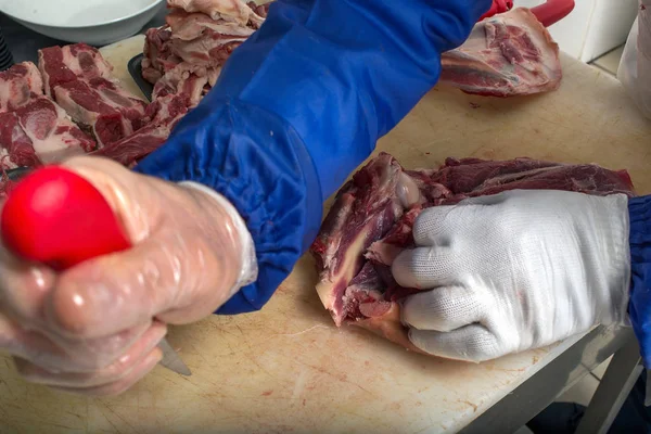 Κρεοπωλείο Σκάλισμα Κρέας Για Salling Στο Εργαστήριο Κρέας — Φωτογραφία Αρχείου