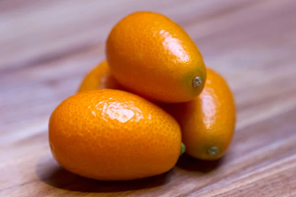 Exotische Kumquat Früchte Auf Holztisch — Stockfoto