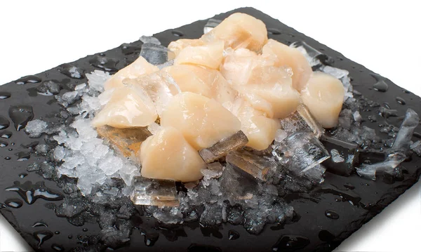 Кусочки Свежей Рыбы Каменной Тарелке Льдом — стоковое фото