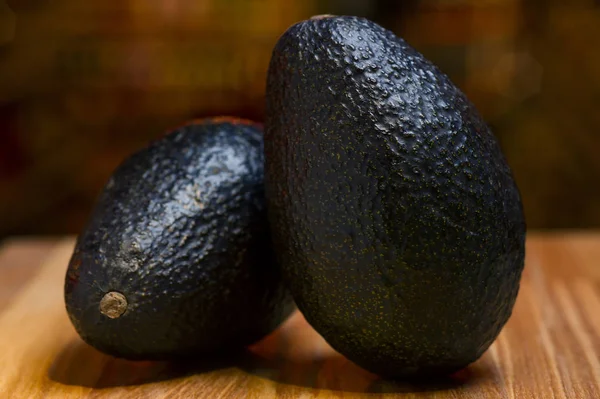 Egzotik Meyve Ahşap Masanın Üzerinde Avokado — Stok fotoğraf