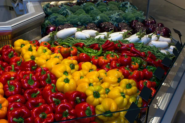 Haufen Frischer Paprika Auf Dem Markt — Stockfoto