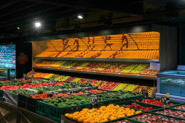 Blick Auf Die Obstabteilung Mit Vielfältigen Früchten Auf Dem Markt — Stockfoto