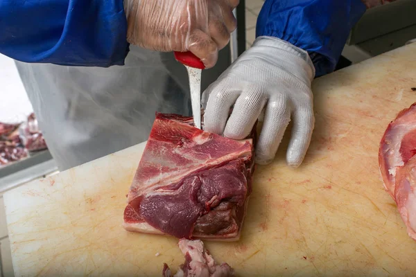 Metzger Schnitzt Fleisch Für Den Verkauf Fleischerei — Stockfoto