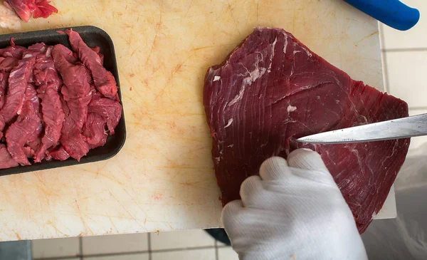 Carnicero Cortando Carne Carnicería Para Vender — Foto de Stock