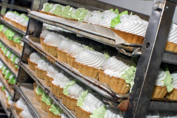 糖果厂货架上的酥皮馅饼 — 图库照片