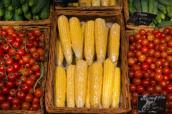 Haufen Mais Kirschtomaten Auf Dem Markt — Stockfoto