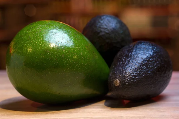 Exotische Früchte Avocado Auf Holztisch — Stockfoto