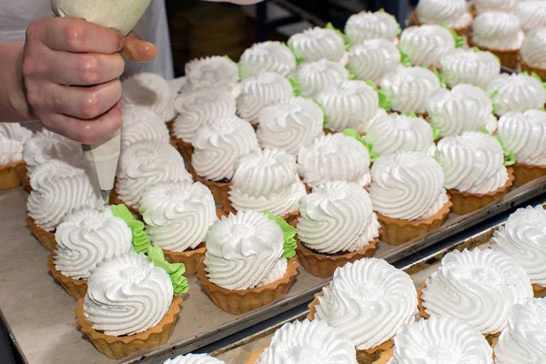 Manos Femeninas Sosteniendo Bolsa Pastelería Pasteles Merengue Decorados Fábrica Confitería —  Fotos de Stock