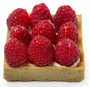 Kum pasta üzerinde beyaz arka plan doldurarak taze çilek ile