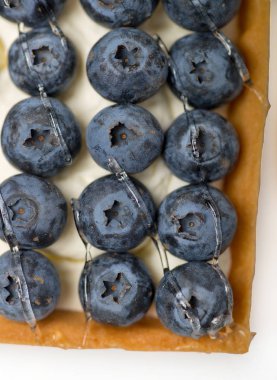 Kum pasta üzerinde beyaz arka plan doldurarak taze çilek ile