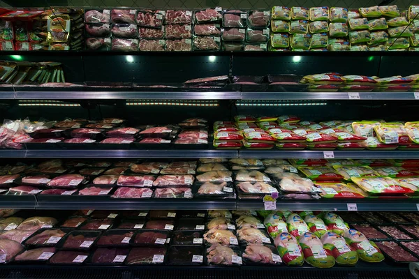 ウクライナ 2014 新鮮な肉製品とろとろストア内のストアでの販売の準備ができて — ストック写真