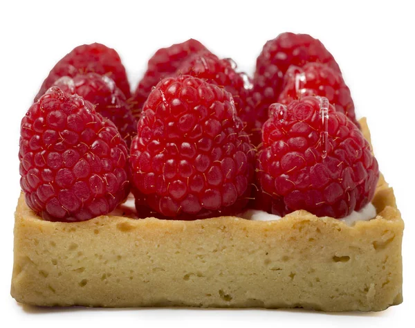 Kum pasta üzerinde beyaz arka plan doldurarak taze çilek ile