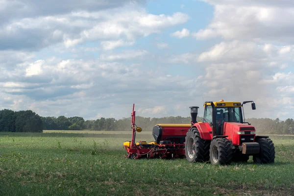 Ukrajina Srpna 2017 Ukrajina Traktor Secí Stroj Semena Hybridů — Stock fotografie