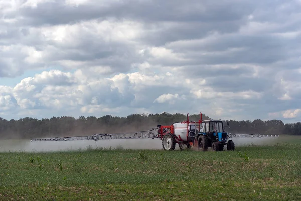 Tractor Hace Fertilizante Día Verano —  Fotos de Stock