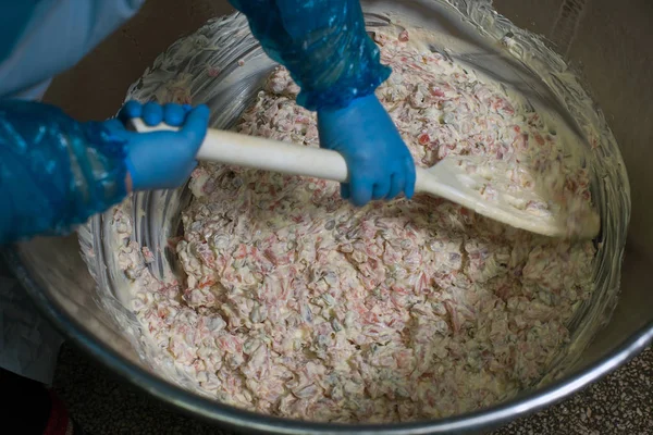 Processo Preparazione Dell Insalata Con Salmone Fabbrica Pesce — Foto Stock