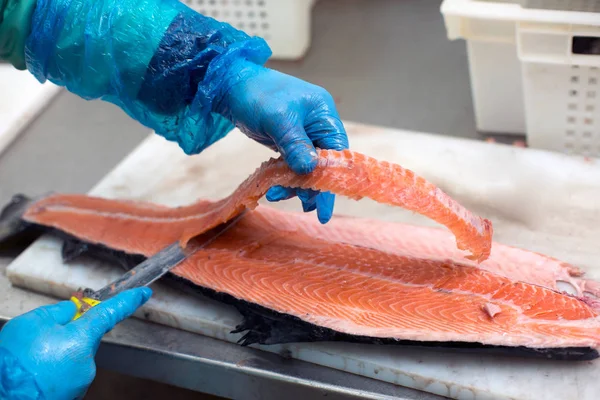 Lavorazione Del Pesce Trota Nella Pescheria — Foto Stock