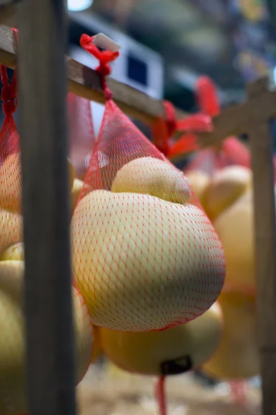 超市销售 Cachokavallo 奶酪的特写视图 — 图库照片