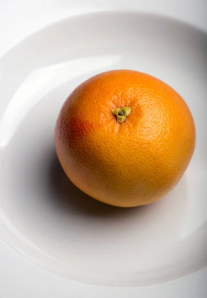 Fruits Frais Mûrs Orange Sur Assiette Blanche — Photo