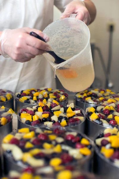 Süßwarenindustrie Prozess Herstellung Von Kuchen — Stockfoto